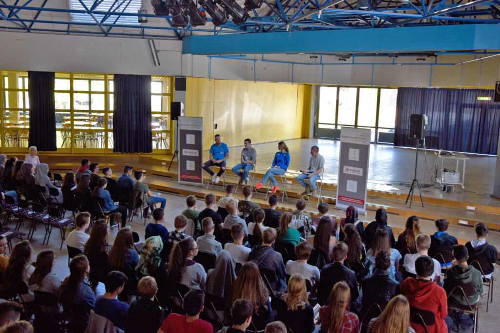Talk-Runde mit Auszubildenden vor Schülern der Erich-Kästner-Realschule in Gladbeck.